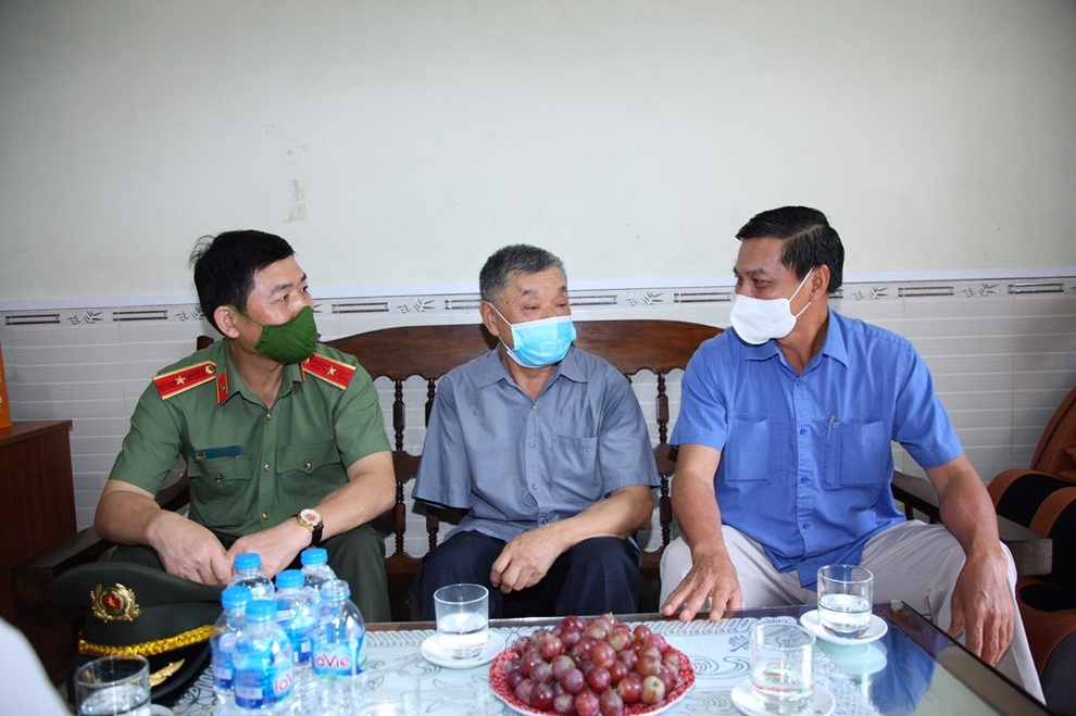 Hải Phòng: Trao quà của Chủ tịch nước tới người có công với cách mạng - 2 Hải Phòng: Trao quà của Chủ tịch nước tới người có công với cách mạng - 2