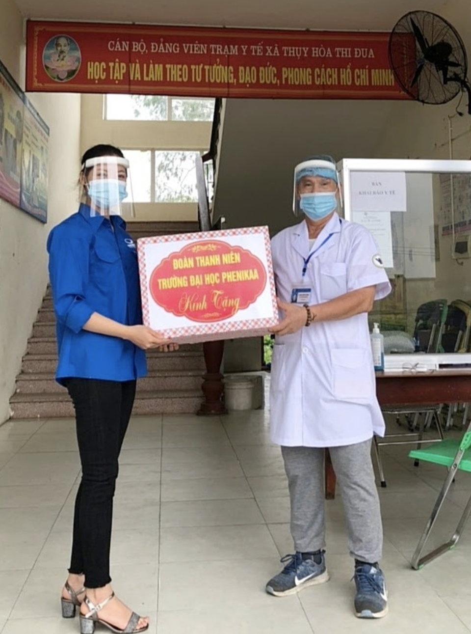 Sinh viên vừa học online vừa làm tấm chắn giọt bắn gửi tuyến đầu chống dịch - 4 Sinh viên vừa học online vừa làm tấm chắn giọt bắn gửi tuyến đầu chống dịch - 4