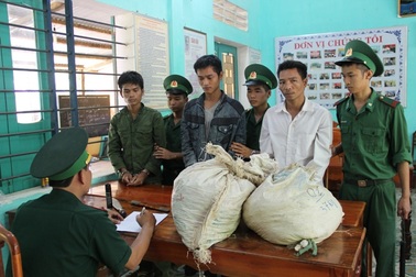 Mật phục người vận chuyển 77kg thuốc nổ, đâm đội trinh sát để thoát thân