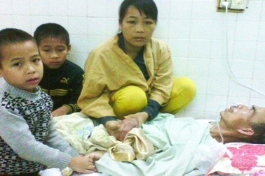 Hai con bơ vơ khi cha tai nạn liệt giường, mẹ bị bệnh máu trắng