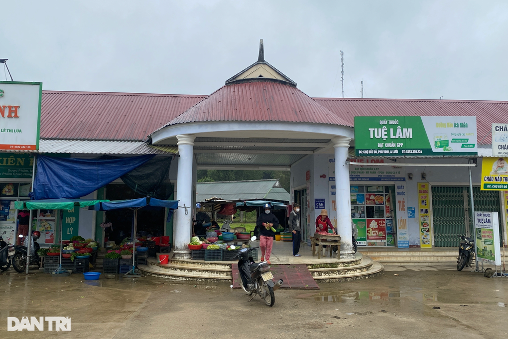Chợ hơn 9,3 tỷ đồng ở huyện nghèo biên giới thành nơi chăn bò - 3 Chợ hơn 9,3 tỷ đồng ở huyện nghèo biên giới thành nơi chăn bò - 3