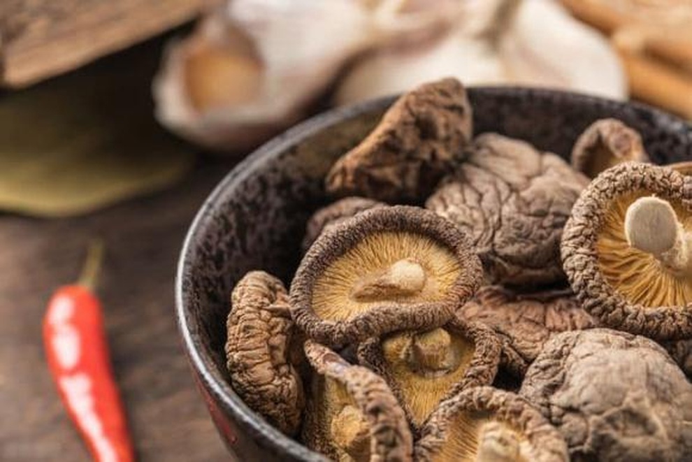 Mẹo ngâm nấm hương khô đúng cách để giữ tối đa chất dinh dưỡng - 1 Mẹo ngâm nấm hương khô đúng cách để giữ tối đa chất dinh dưỡng - 1