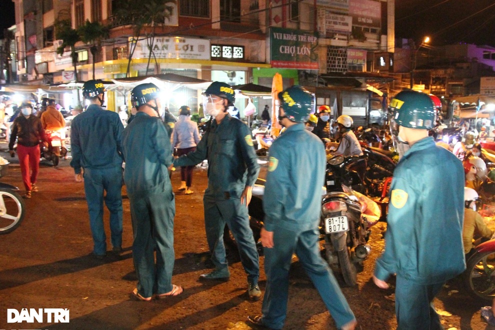 Người dân Pleiku tranh thủ chong đèn đi chợ trước giờ giãn cách - 9 Người dân Pleiku tranh thủ chong đèn đi chợ trước giờ giãn cách - 9