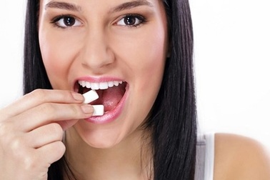 Nhai kẹo cao su gây nếp nhăn trên mặt