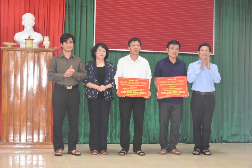 Phó Chủ tịch nước tặng quà gia đình chính sách và người dân vùng lũ - 3 Phó Chủ tịch nước tặng quà gia đình chính sách và người dân vùng lũ - 3