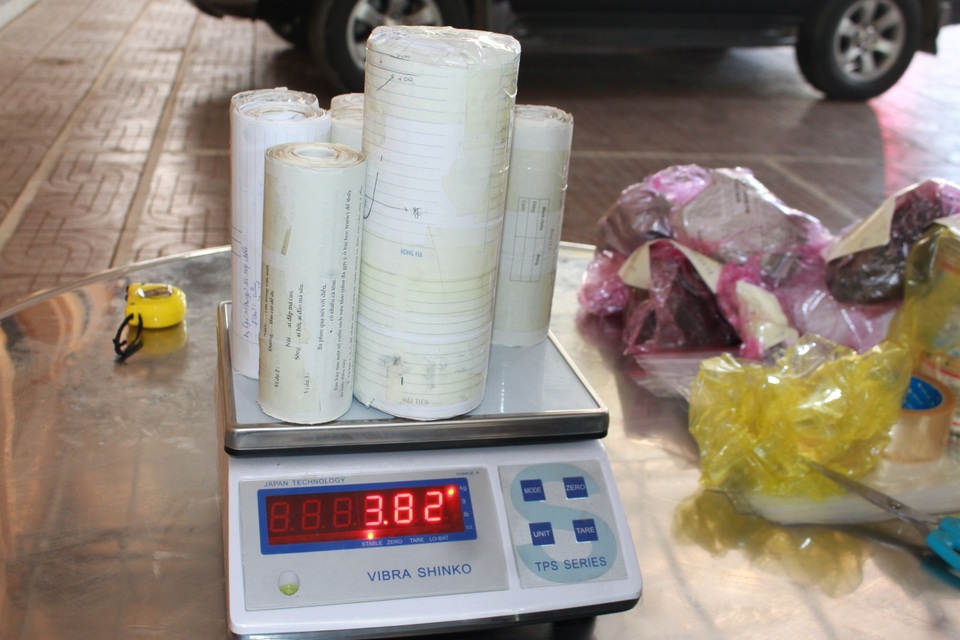 Cân trọng lượng pháo đã thu giữ của Các đối tượng.JPG