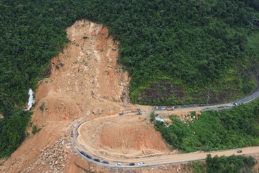 Loạt đèo vào Đà Lạt tê liệt vì sạt lở, tỉnh Lâm Đồng phát cảnh báo khẩn