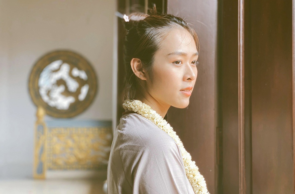 Diệp Bảo Ngọc để mặt mộc đi lễ chùa trong ngày Phật Đản - 5 Diệp Bảo Ngọc để mặt mộc đi lễ chùa trong ngày Phật Đản - 5
