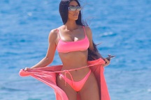 Kim Kardashian khoe dáng "đồng hồ cát" gợi cảm trên biển