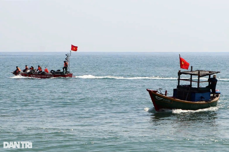 Bốn người mất tích khi tắm biển Quảng Ngãi: Tìm thấy nạn nhân đầu tiên - 1