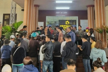 Người dân xếp hàng từ sáng sớm chờ làm giấy tờ đất trước khi bỏ cấp huyện