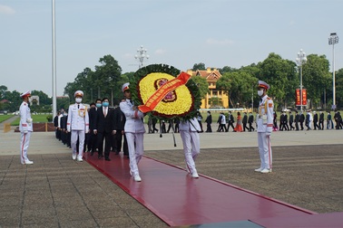 Hơn 200 trí thức, nhà khoa học, văn nghệ sĩ vào Lăng viếng Bác
