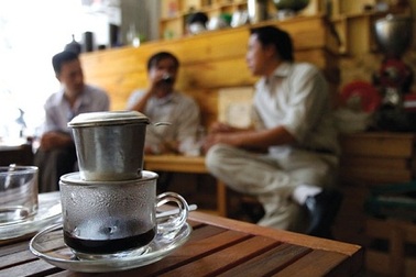 Văn hóa uống cà phê của người Sài Gòn lên báo Anh
