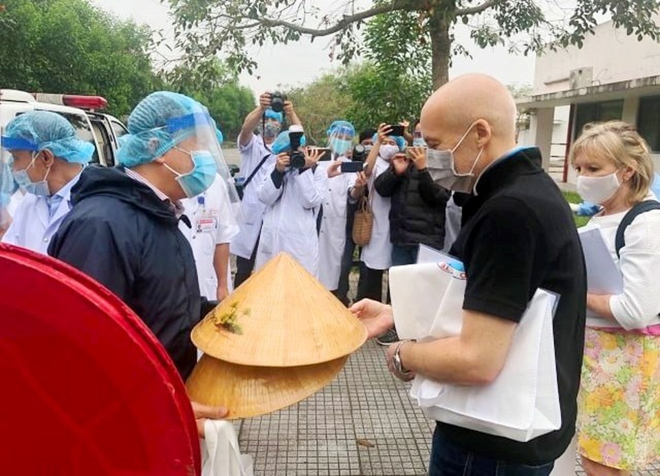Niềm hạnh phúc gặp lại của 2 vợ chồng người Anh được chữa lành Covid-19 - 2 Niềm hạnh phúc gặp lại của 2 vợ chồng người Anh được chữa lành Covid-19 - 2
