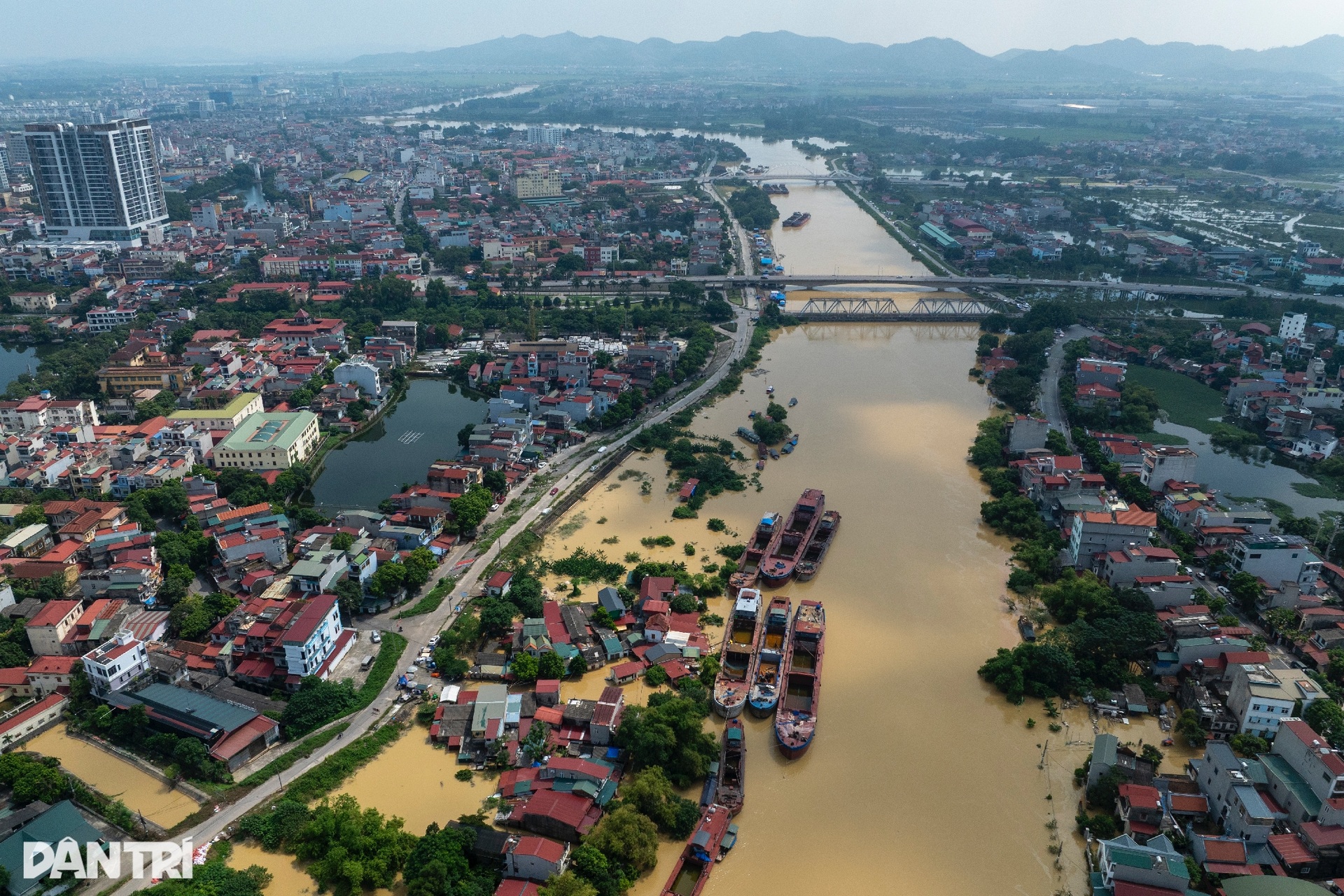 Khung cảnh xót xa với những mái nhà chìm sâu dưới dòng nước lũ - 2