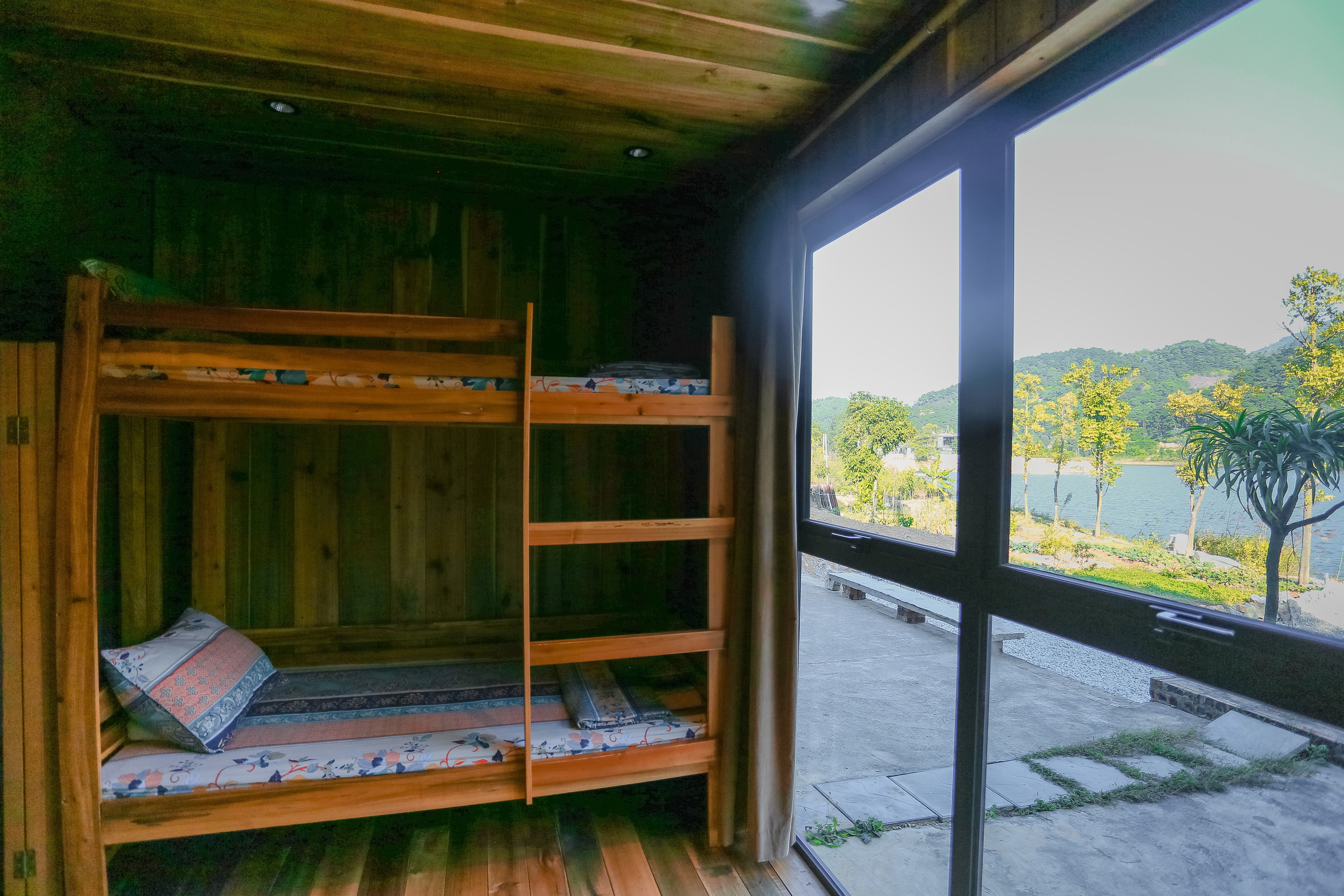 Bỏ thành phố lên núi, đôi vợ chồng Hà Nội dựng nhà container giá 3 tỷ đồng - 17 Bỏ thành phố lên núi, đôi vợ chồng Hà Nội dựng nhà container giá 3 tỷ đồng - 17