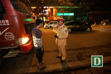 CSGT Hà Nội ra quân xử phạt xe "khủng" chạy trong nội đô
