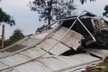 Đắk Nông: Mưa đá kèm giông lốc "thổi bay" mái nhà của 13 hộ dân