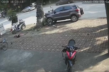 Hãi hùng ô tô lao như tên bắn, tông văng người đi xe máy lên vỉa hè