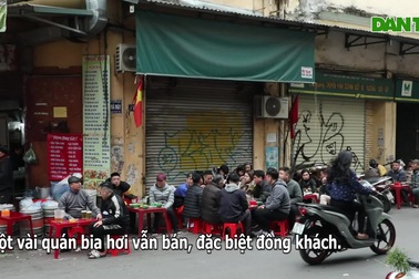 Chiều 30 Tết phố cổ vắng vẻ, quán bia hơi đặc biệt đông khách