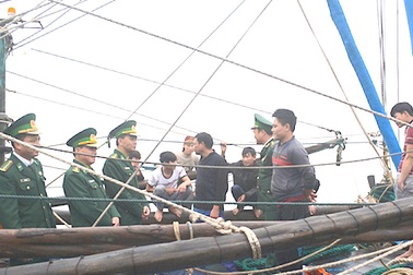 Cứu 10 ngư dân gặp nạn trên biển