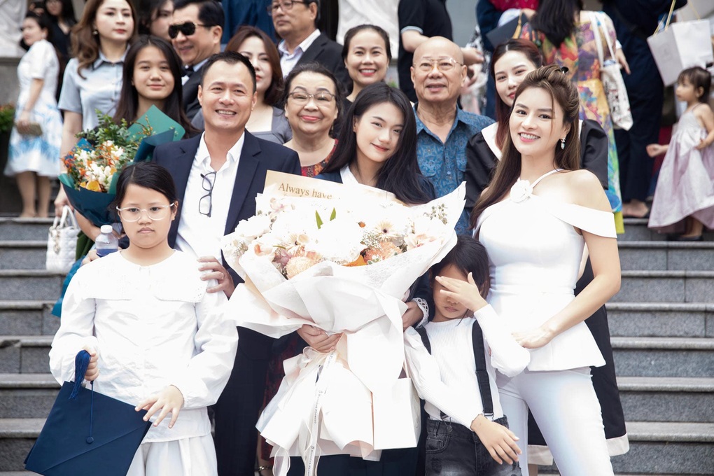 Siêu mẫu Vũ Thu Phương tiết lộ mối quan hệ với con riêng 18 tuổi của chồng - 3 Siêu mẫu Vũ Thu Phương tiết lộ mối quan hệ với con riêng 18 tuổi của chồng - 3