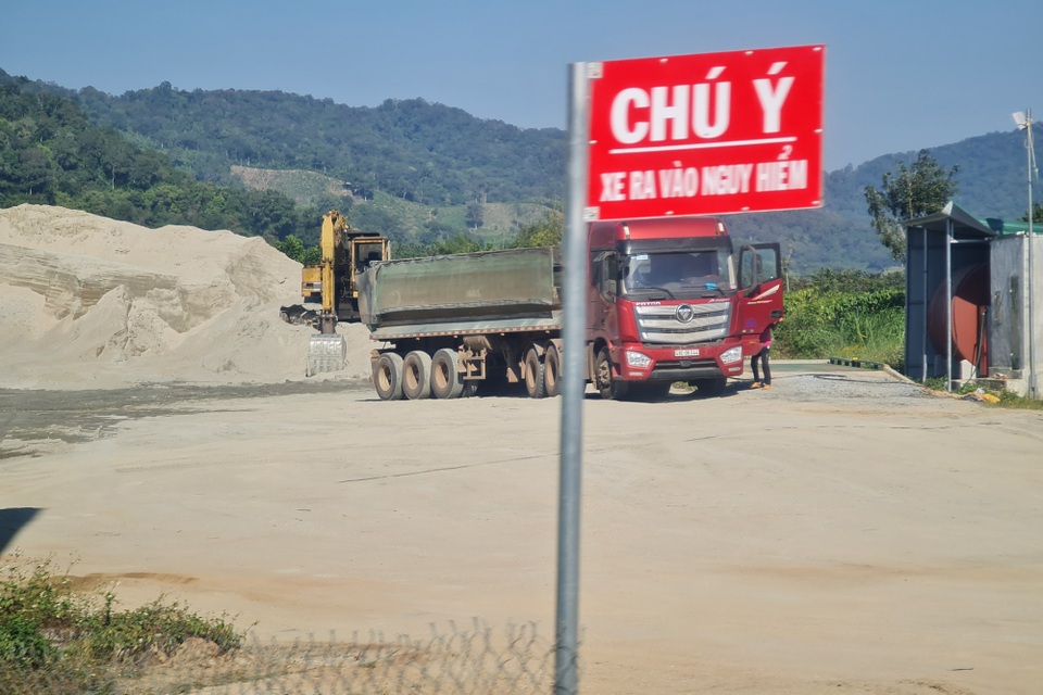 Xe chở cát hoành hành, đường dân sinh tiền tỷ nham nhở vết thương - 9 Xe chở cát hoành hành, đường dân sinh tiền tỷ nham nhở vết thương - 9