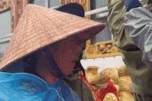 Đưa người quá cố đi hỏa táng giữa mênh mông nước lũ