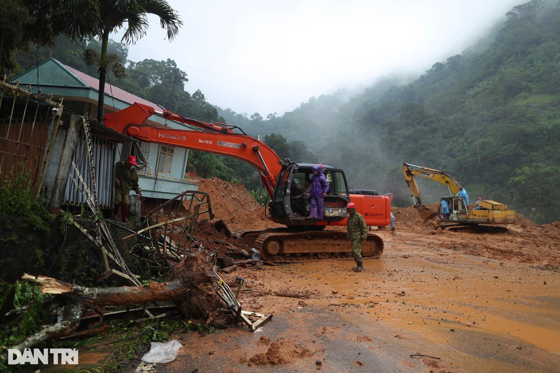 Hiện trường vụ sạt lở khiến 4 người bị vùi lấp ở đèo Bảo Lộc - 2 Hiện trường vụ sạt lở khiến 4 người bị vùi lấp ở đèo Bảo Lộc - 2