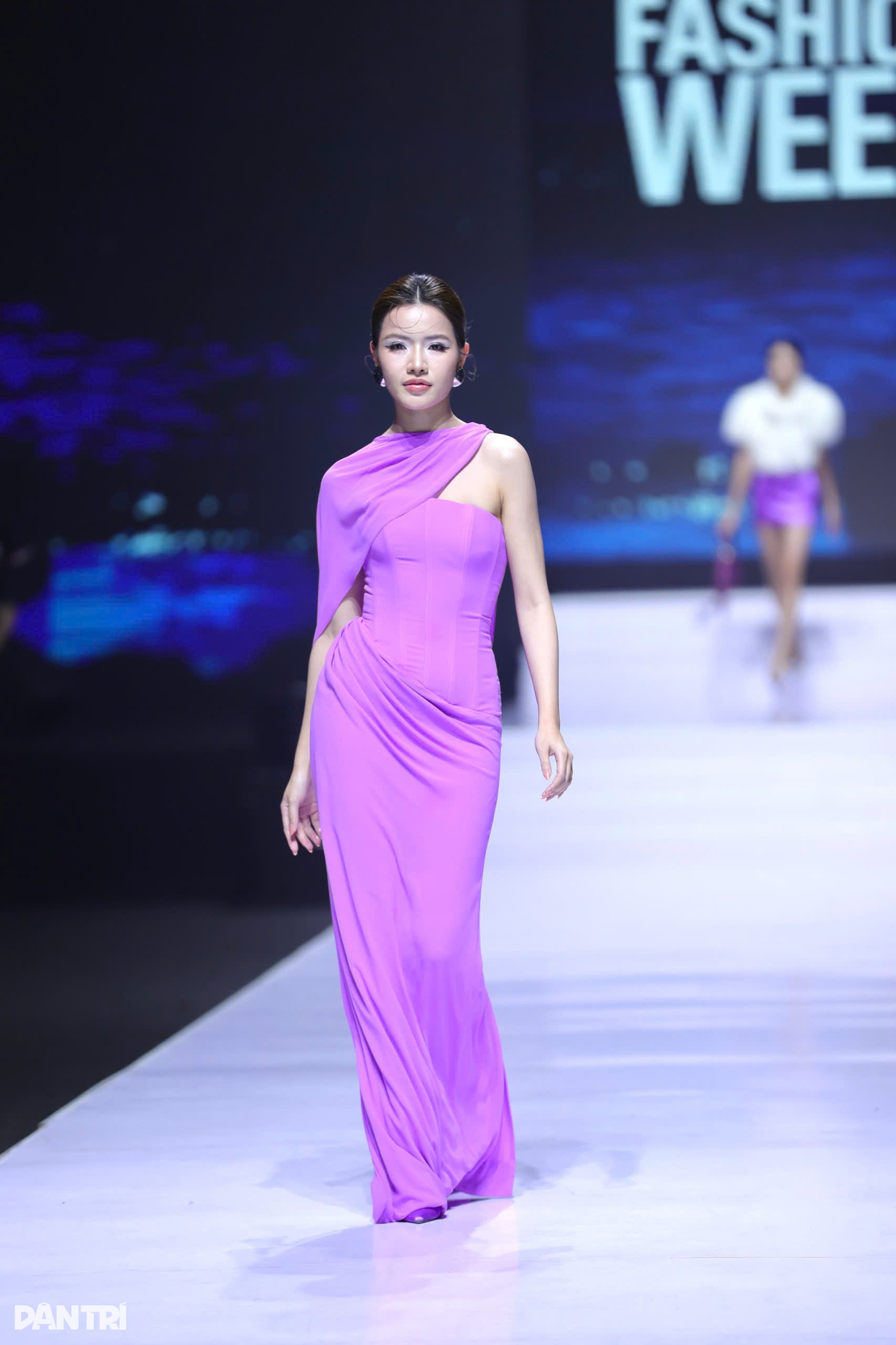 Lan Khuê nói về đam mê hàng hiệu và bí quyết tỏa sáng trên sàn diễn - 13 Lan Khuê nói về đam mê hàng hiệu và bí quyết tỏa sáng trên sàn diễn - 13