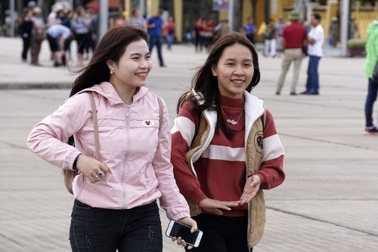 Người Hà Nội khăn ấm, áo rét trong gió lạnh đến sớm