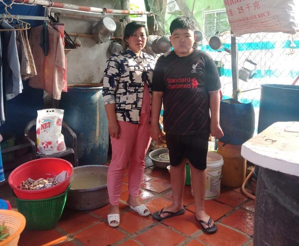 Hoàn cảnh vô cùng đáng thương của cậu bé mắc bệnh bạch cầu bị bố bỏ rơi - 2 Hoàn cảnh vô cùng đáng thương của cậu bé mắc bệnh bạch cầu bị bố bỏ rơi - 2