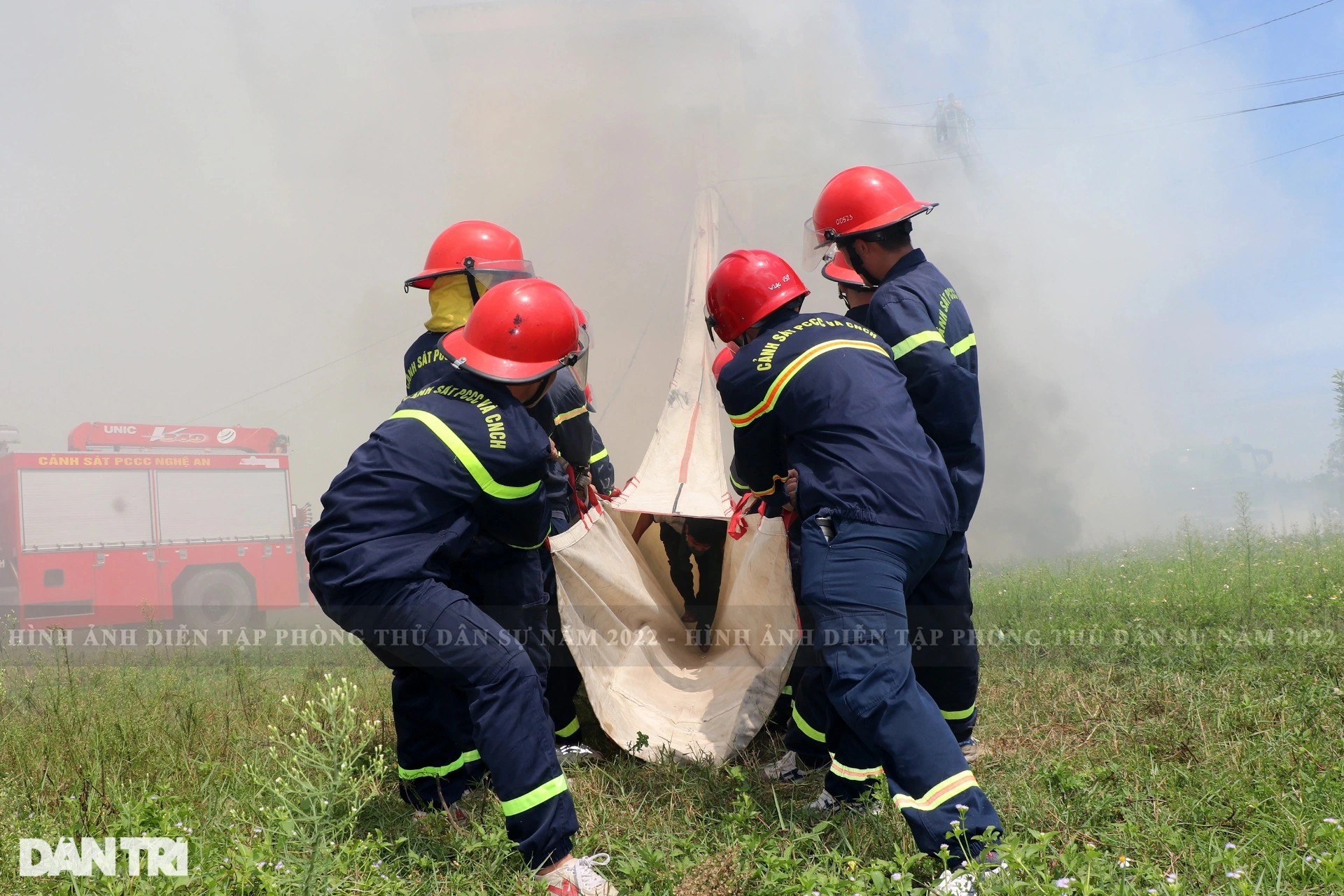 Giả định tình huống thảm họa cháy chung cư, hàng trăm người mắc kẹt - 13