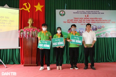 Tặng học bổng, ký kết việc làm với sinh viên trường nghề
