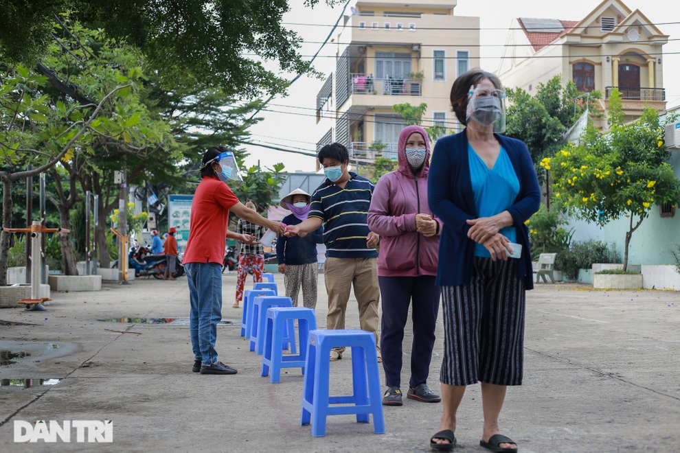 TPHCM: Mẹ đơn thân nuôi 2 con nhỏ khóc nghẹn khi nhận tiền hỗ trợ - 2 TPHCM: Mẹ đơn thân nuôi 2 con nhỏ khóc nghẹn khi nhận tiền hỗ trợ - 2