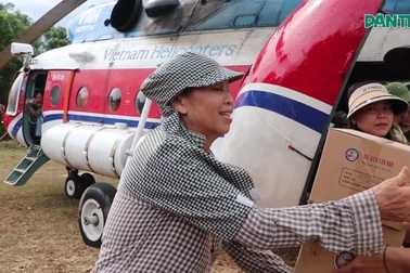 Hai trực thăng cứu trợ khẩn cấp người dân vùng lũ Nghệ An