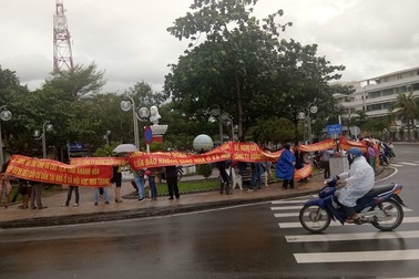 Nha Trang: Dân ùn ùn căng băng rôn đòi nhà sát Tết