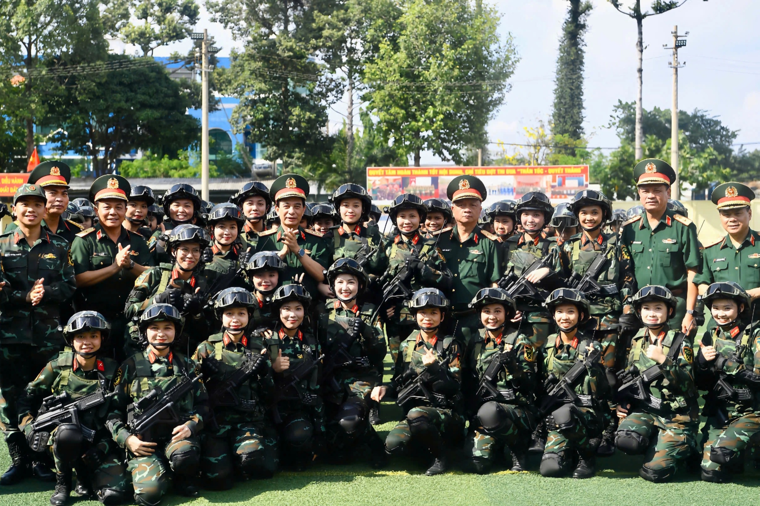 Cô gái xinh đẹp trong video trò chuyện với Đại tướng Phan Văn Giang gây sốt - 4 Cô gái xinh đẹp trong video trò chuyện với Đại tướng Phan Văn Giang gây sốt - 4