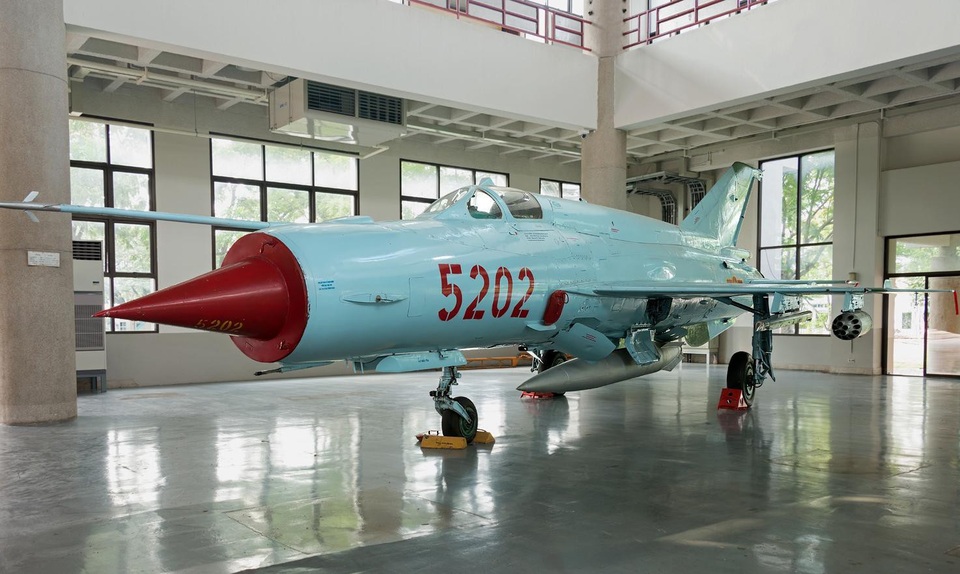 Việt Nam từng biên chế phiên bản MiG-21Bis mạnh ngang F-16 - 7