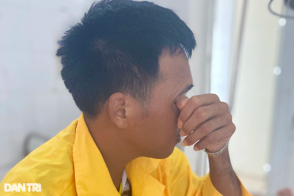 Hết tiền, người cha dân tộc Vân Kiều khóc nấc xin đưa con rời bệnh viện - 4 Hết tiền, người cha dân tộc Vân Kiều khóc nấc xin đưa con rời bệnh viện - 4