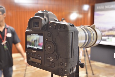 Cận cảnh Canon EOS-1D X Mark II mới ra mắt tại Việt Nam