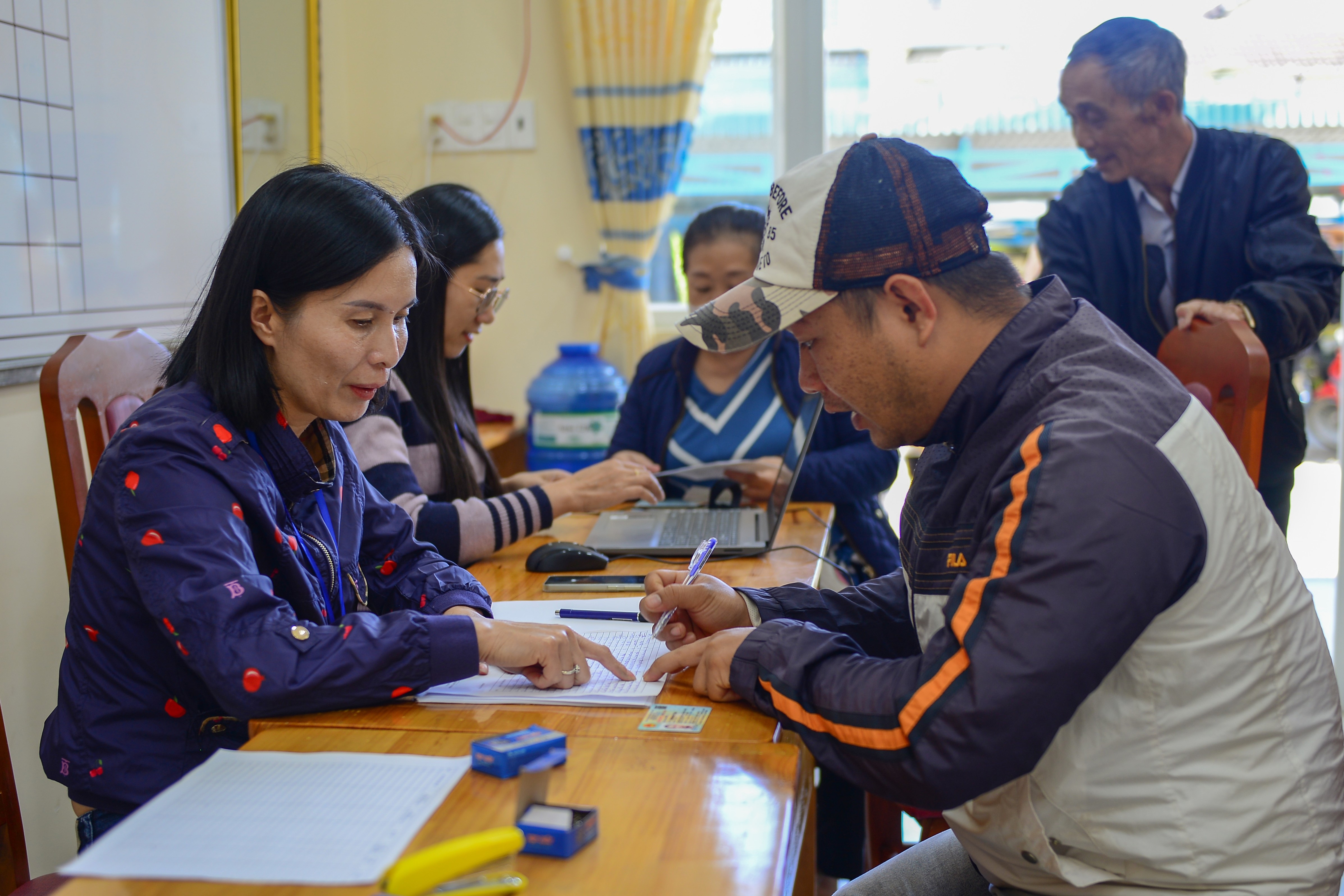 Bà con miền Nam nhận quà Tết Độc lập: Nhà mở tiệc, người giữ tiền kỷ niệm - 6 Bà con miền Nam nhận quà Tết Độc lập: Nhà mở tiệc, người giữ tiền kỷ niệm - 6