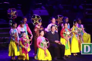 Các cháu thiếu nhi hát "Chiếc đèn ông sao" chúc mừng sinh nhật nhạc sĩ Phạm Tuyên.