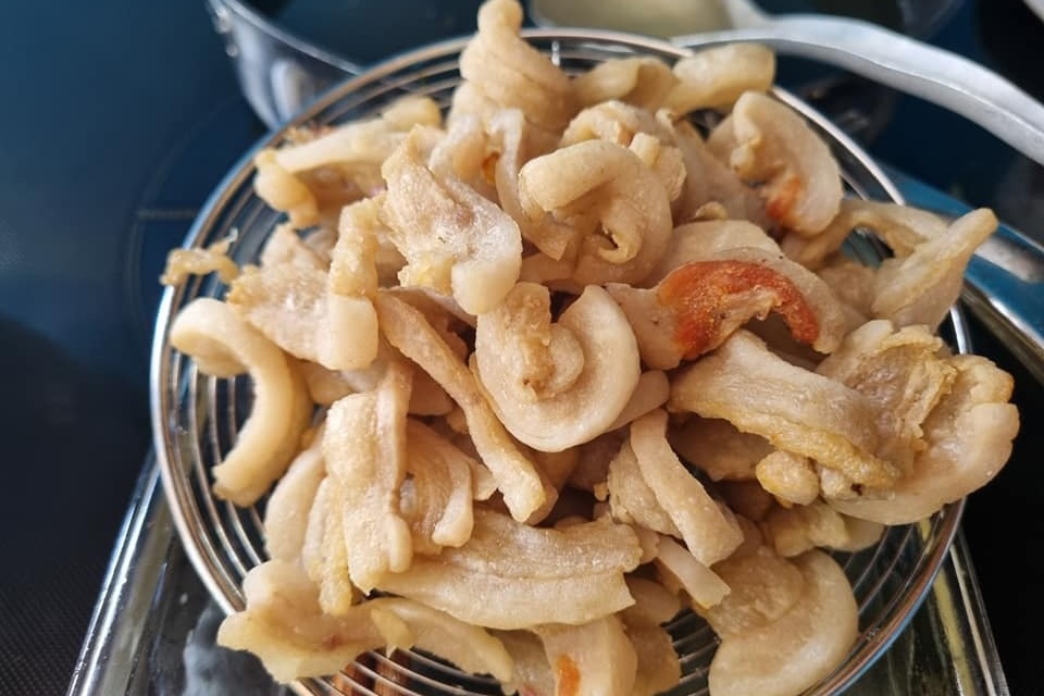 Tóp mỡ rán giòn nửa triệu đồng/kg, dân Hà Nội muốn ăn phải tranh mua mới có - 1 Tóp mỡ rán giòn nửa triệu đồng/kg, dân Hà Nội muốn ăn phải tranh mua mới có - 1