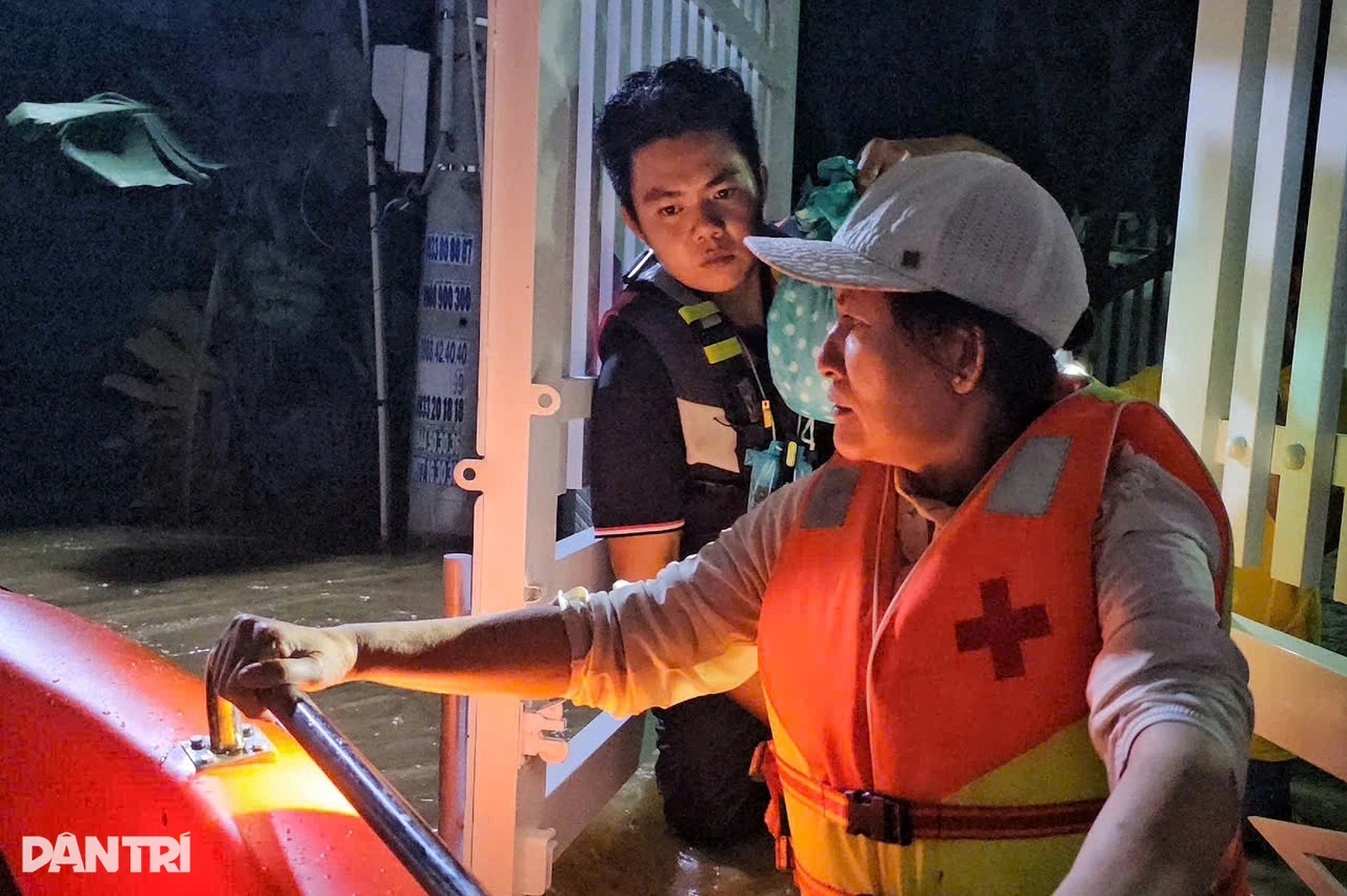 Trắng đêm ngược dòng nước lũ, cứu người dân ở khu vực Bình Thuận - 6 Trắng đêm ngược dòng nước lũ, cứu người dân ở khu vực Bình Thuận - 6