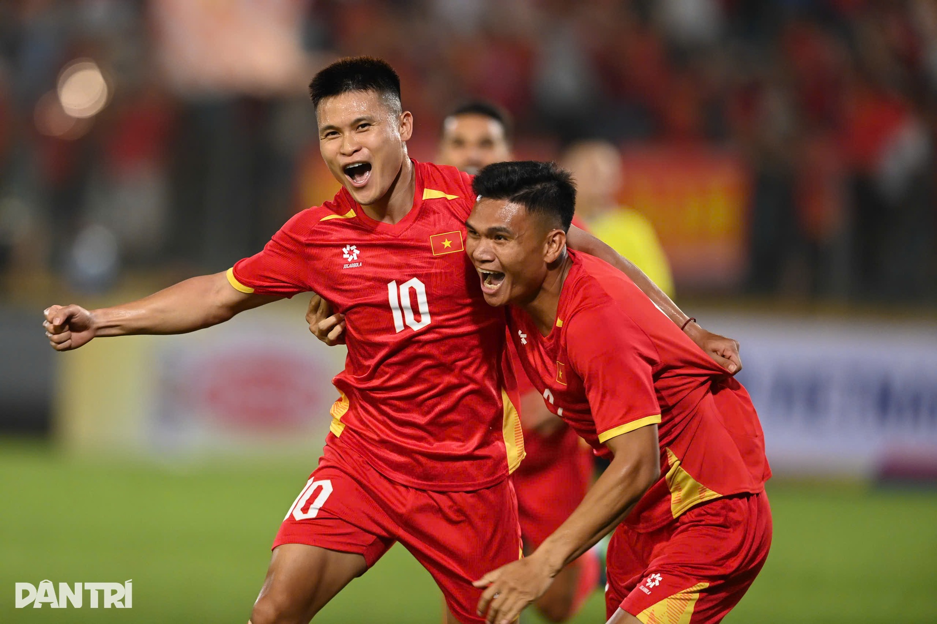 Màn trình diễn của Xuân Son, Hoàng Hên trong chiến thắng Bangladesh 3-0 - 4 Màn trình diễn của Xuân Son, Hoàng Hên trong chiến thắng Bangladesh 3-0 - 4