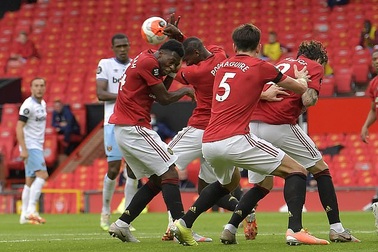 Dùng tay chơi bóng, Pogba bị huyền thoại Man Utd chỉ trích thậm tệ