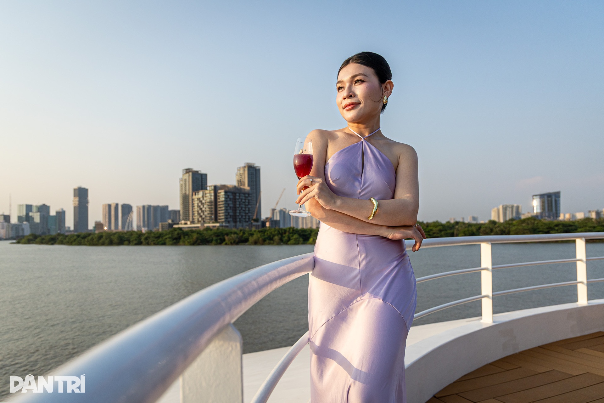 Hơn 50 triệu đồng trải nghiệm phòng tổng thống của khách sạn nổi ở TPHCM - 17