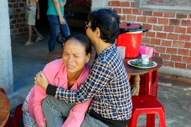 Bốn đám tang toàn vòng hoa trắng nơi vùng quê nghèo