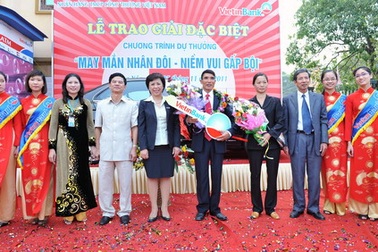 VietinBank trao tận tay xe ô tô Mercedes C250 cho khách hàng may mắn